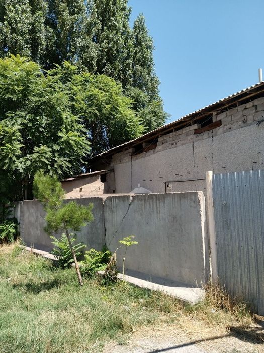 Hovli sotiladi. Продается участка
