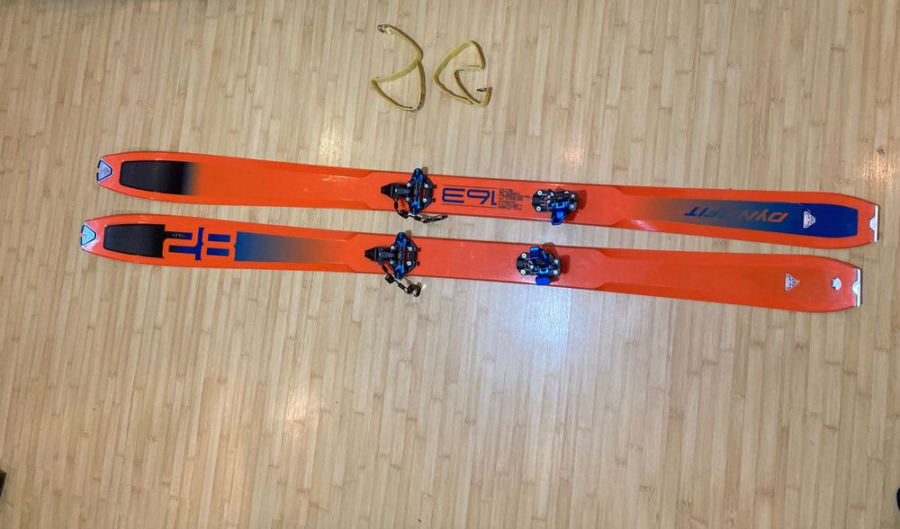 Set schiuri de tura, clapari, legaturi si piei de foca Dynafit