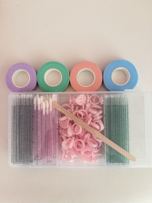 Кутийка с козметични консумативи + подарък