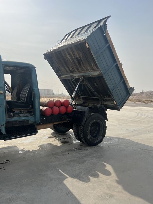 Самасвал зил сотилади.