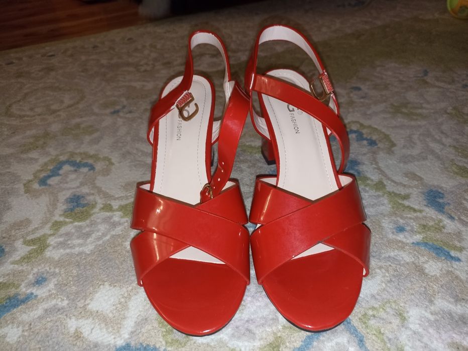 Продам туфли красные