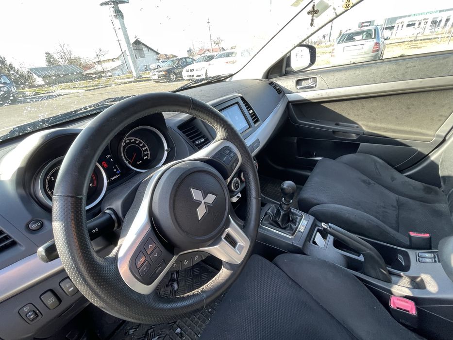 Vand Mitsubishi Lancer cu multe imbunatatiri