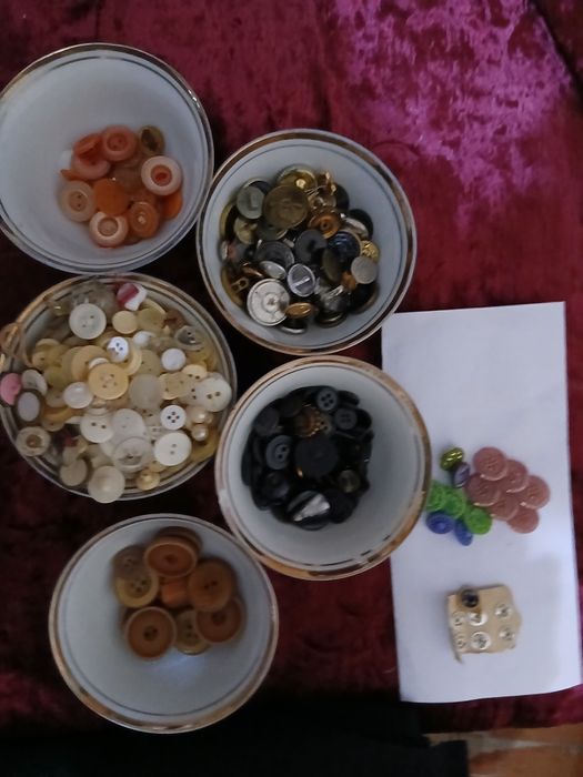 Пуговицы разные и много.