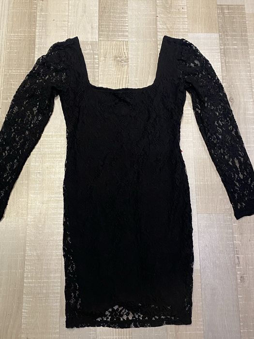 Черна вечерна рокля с дълбоко деколте