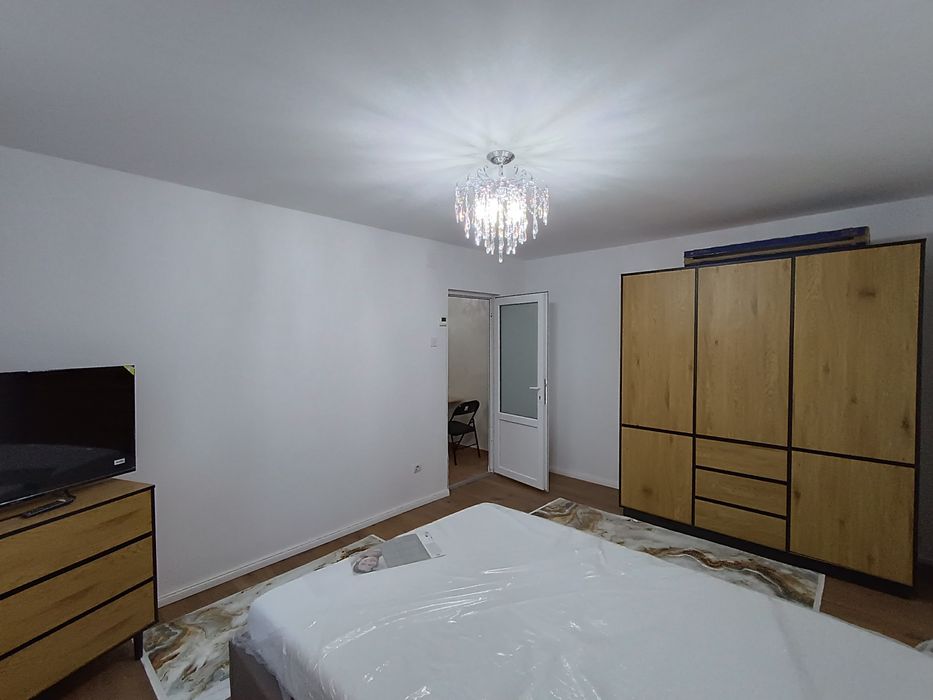 Închiriez apartament cu o cameră zona Precista Mall