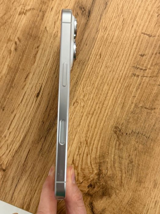 Коледен подарък iPhone 16 pro White 2 години гаранция