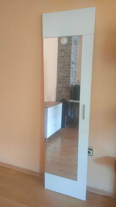 Продавам врата нова, бяла, с огледало