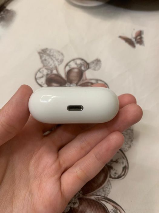 Продам Airpods срочно.