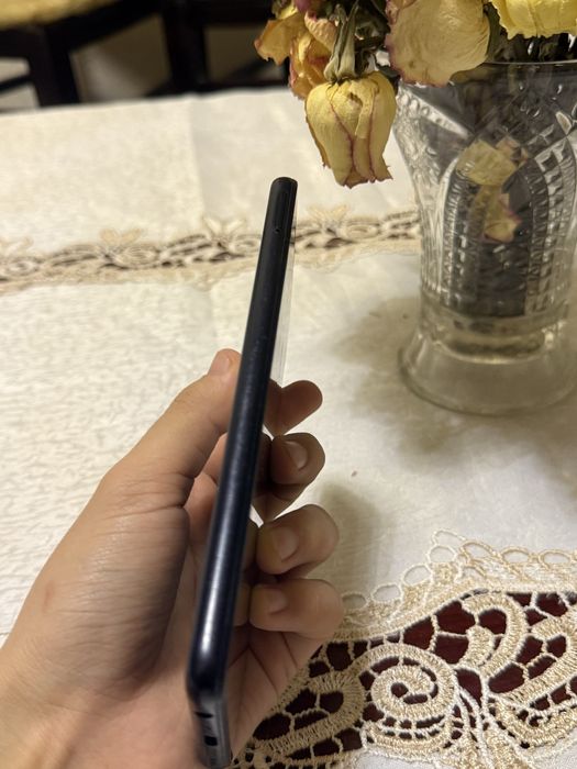 samsung A12 ишлтишга болади холати яхши факат экрани сал етган