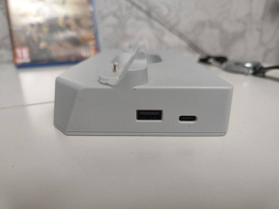 продам зарядную станцию для Playstation 5