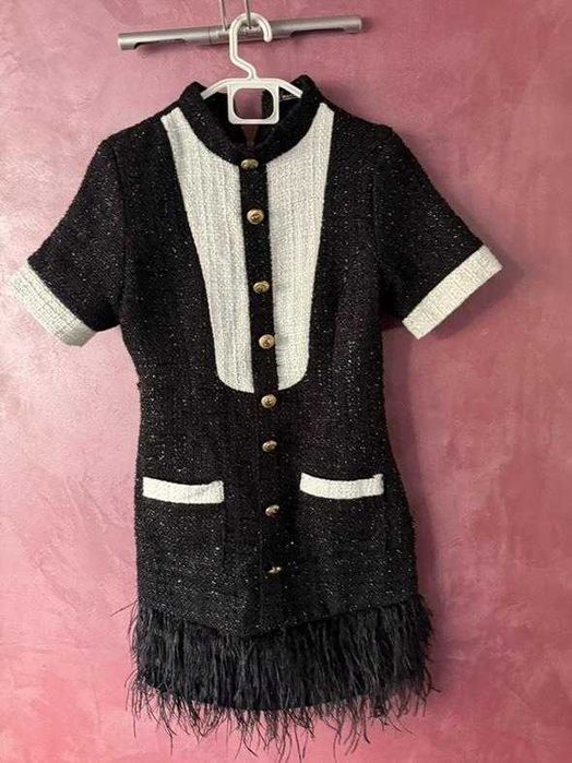 Туид рокля със естествени пера