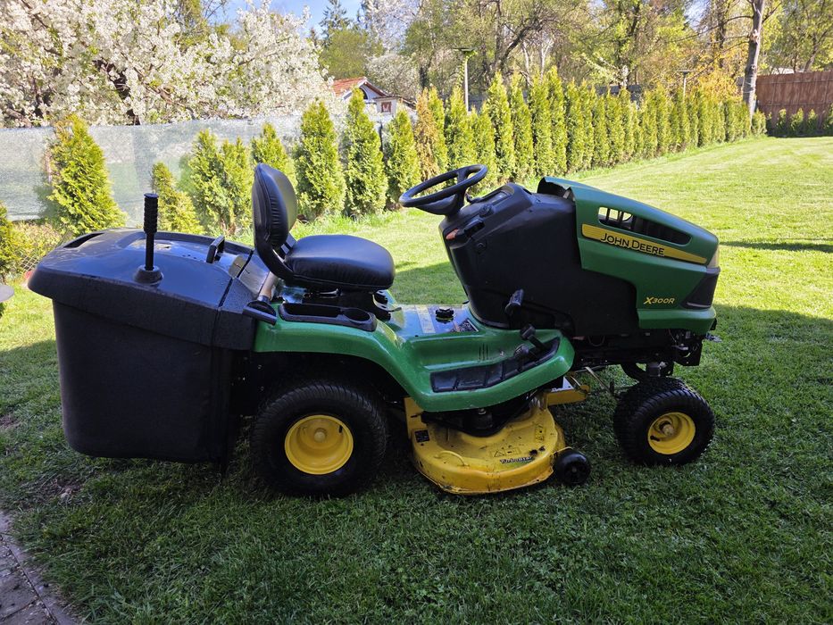Продавам тракторна косачка John Deere X300R с кош за тревата