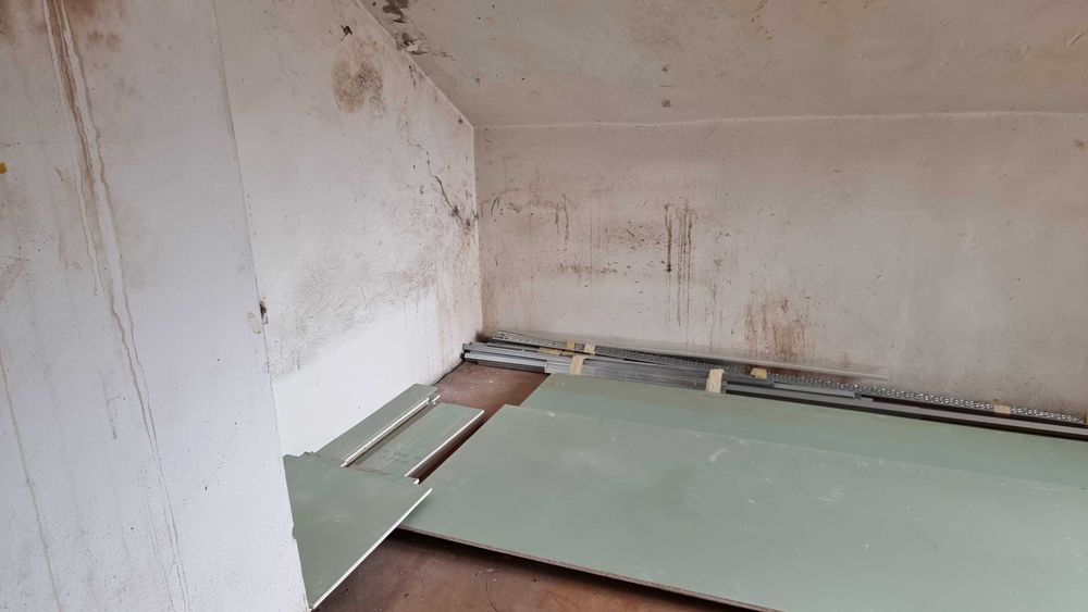 1-Продава се тухлена таванска стая в квартал "Варош"!