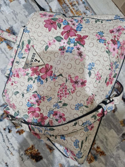 Страхотна чанта Guess
