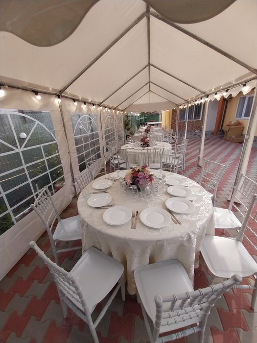 Închiriez mese,scaune,corturi,aranjamente florale