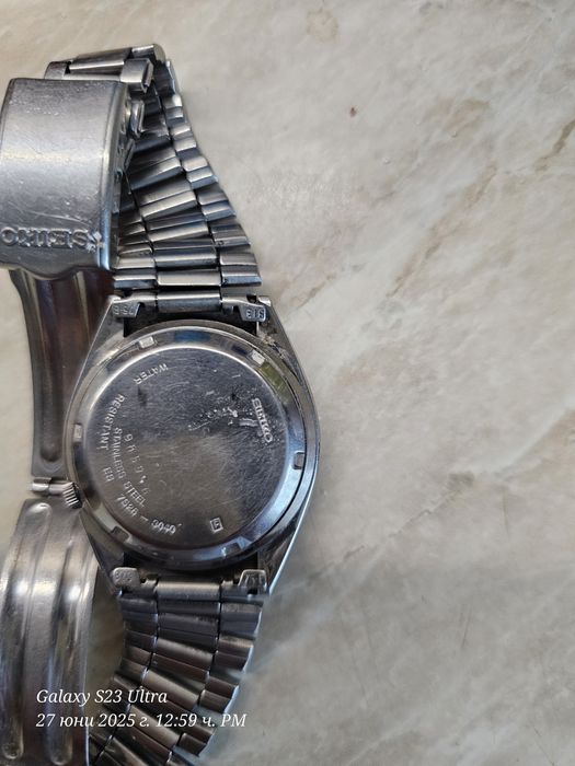 Часовник seiko5 ,профилактиран със сменено стъкло