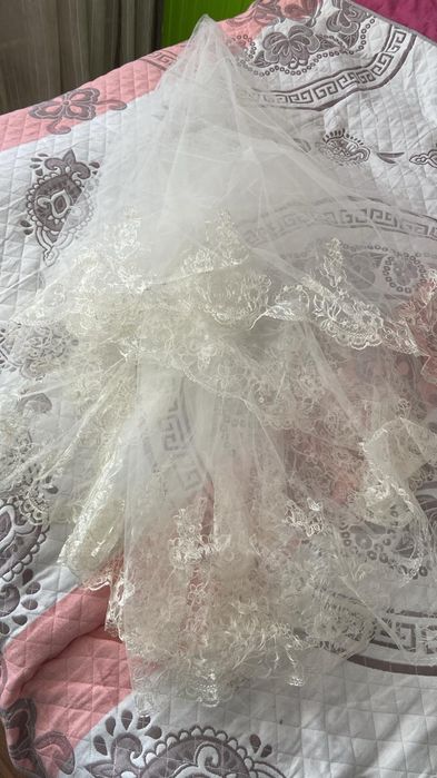 Свадебное платье и платье для подруги оба вместе