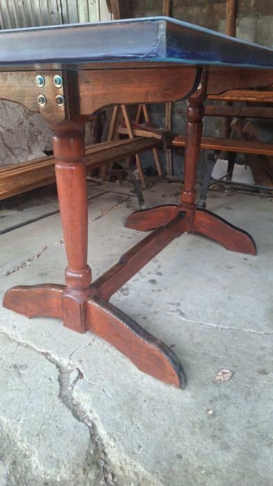 Masa din lemn masiv si rasina epoxidica