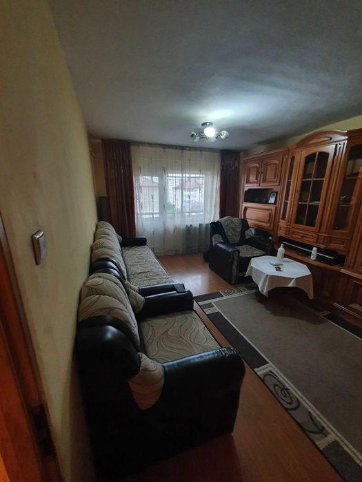 Vând apartament decomandat, 2 camere, situat pe Bulevardul Republicii nr. 1, Zona Nord, chiar lângă Spitalul Județean