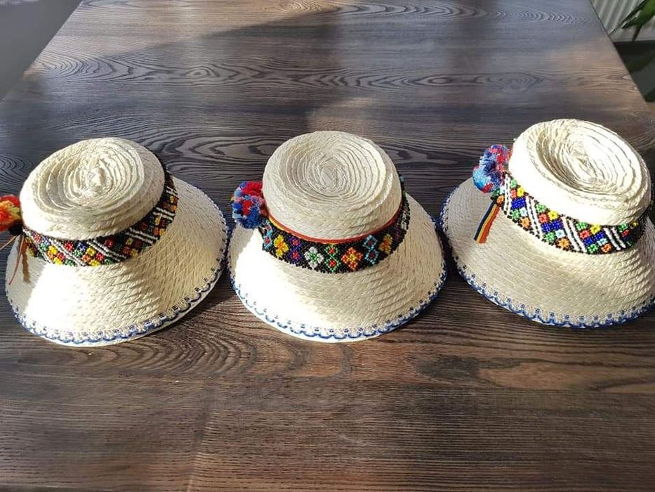 Pălărie/clop din paie tradițional Oas/Maramureș cu margele.