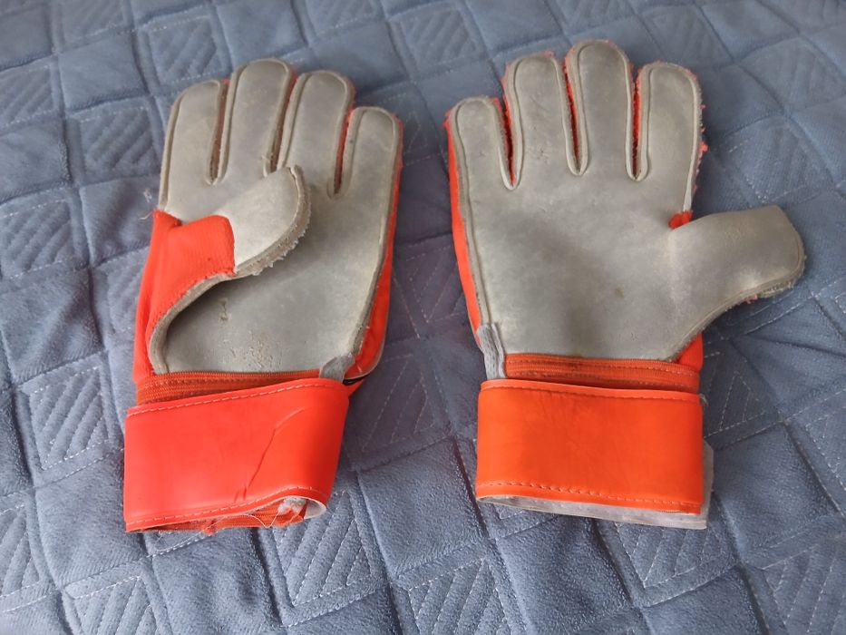 Продаю вратарьские перчатки