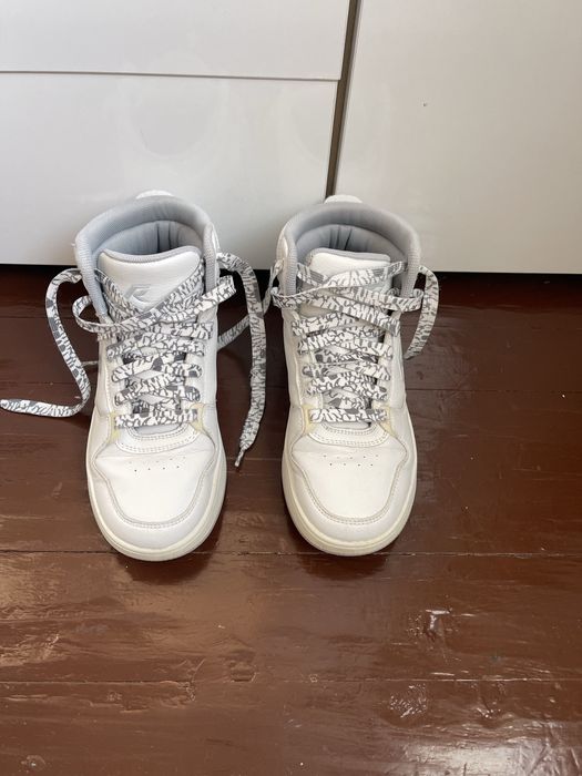 Бели високи кецове