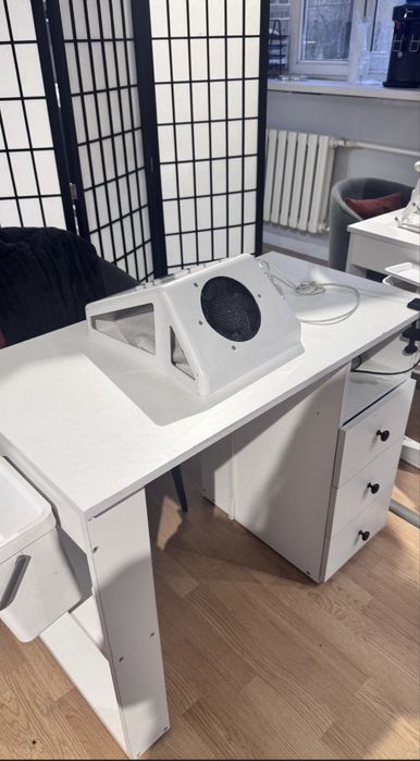 Маникюрный стол с вытяжкой