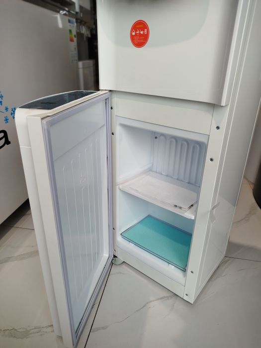 Кулер для воды Aiwa Crystall с холодильником