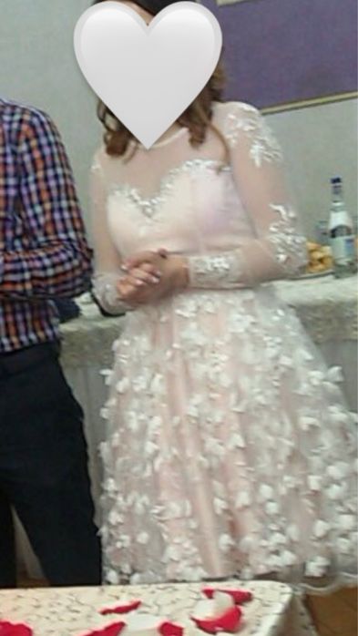Rochie scurtă roz prăfuit cu aplicații florale 3D și mâneci tulle – Mărimea S