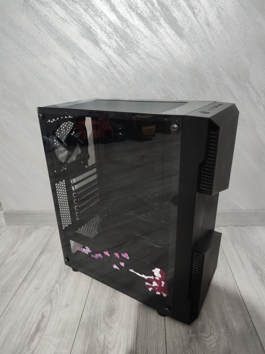 Carcasă PC Aerocool cu panou lateral din sticlă securizată și 4 ventilatoare RGB