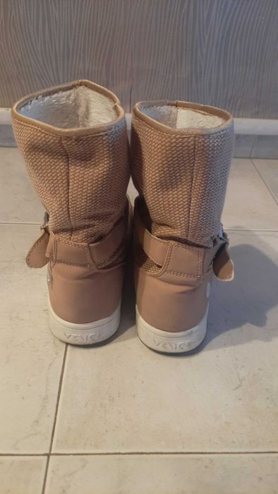 Дамски бежови ботушки с пух