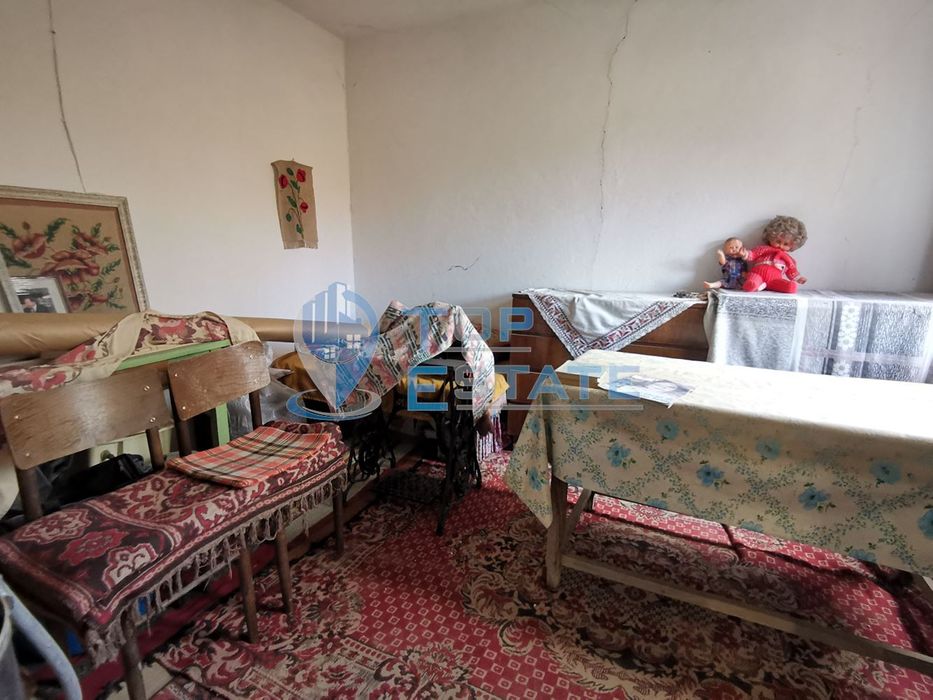 Тухлена къща с гараж и голям двор в село Джулюница, област Велико Тър