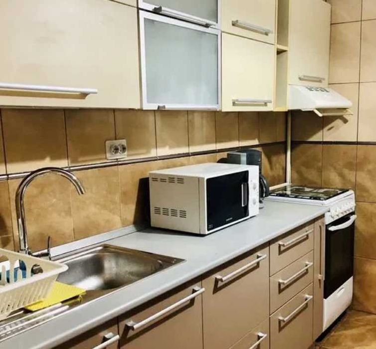 Дава се под наем Тристаен апартамент в Пловдив, Остромила - 90 кв.м за 321.3 € - Снимка #1