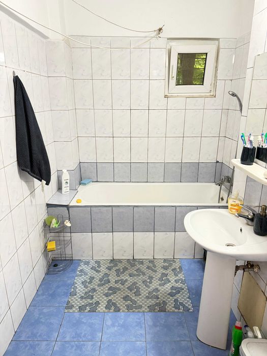 Închiriez 1 camera într-un apartament cu 3 camere