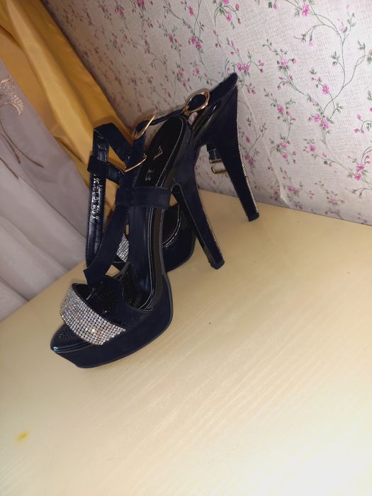 Продам босоножки