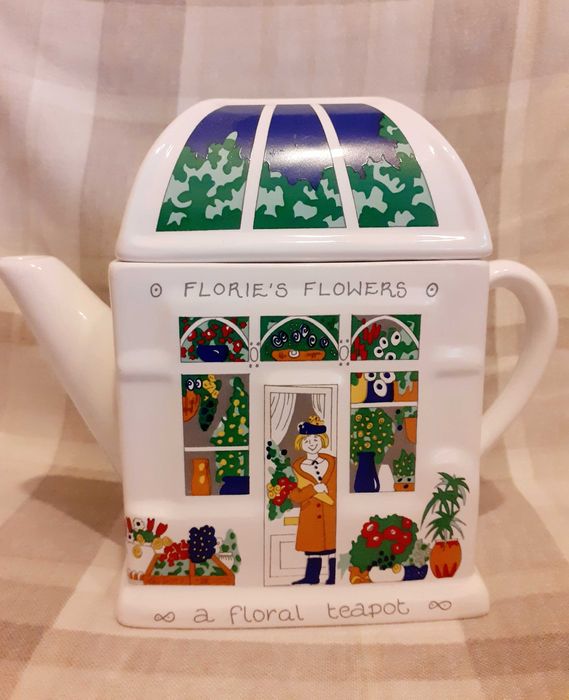 2 порцеланови чайника -  "Готвач" и "Цветарски магазин"