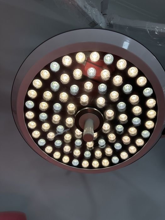 Двухкупольная операционная лампа (светильник)