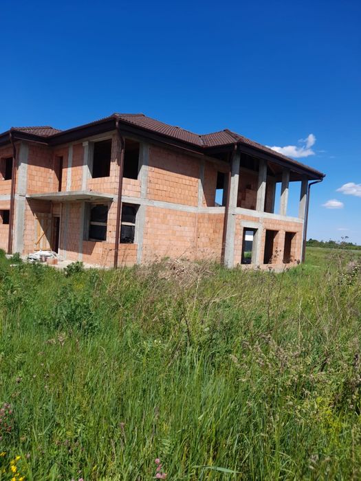Vând casă în constructie