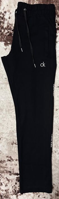 Vând compleu nou de bărbați Calvin Klein