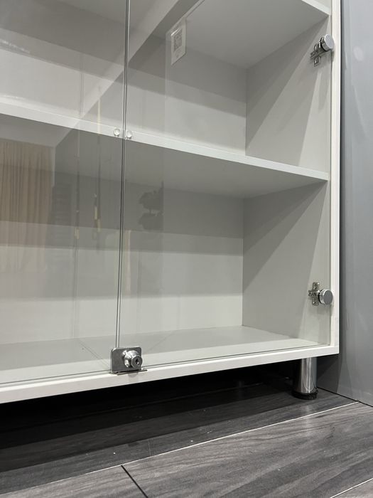 Продам стеллаж , стеклянные дверцы