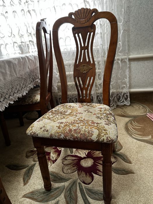 Гостиный стол и стулья