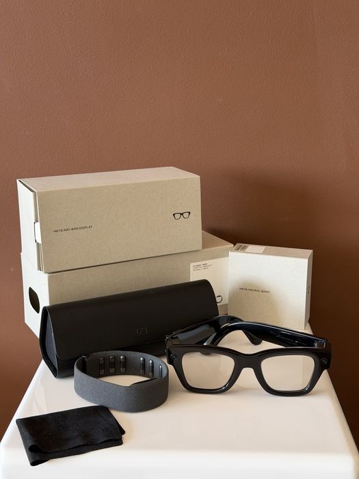 Meta - Ray-Ban Display & Neural Band | AI glasses with in-lens display