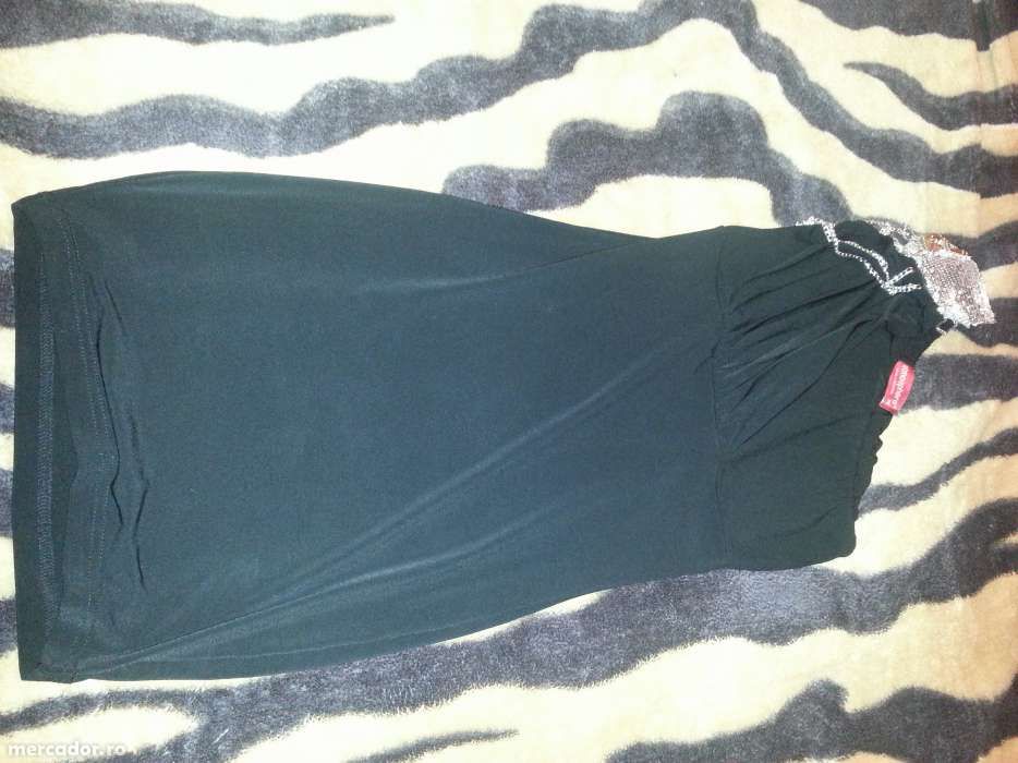 rochie scurta, cu accesoriu pe umar