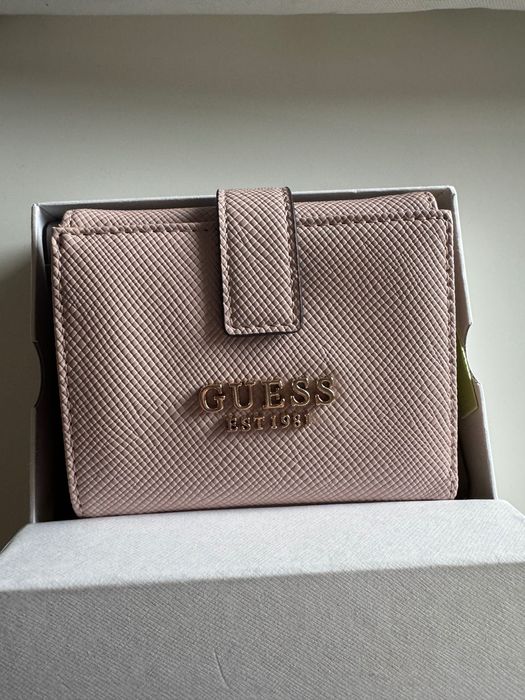 Оригинално ново дамско портмоне Guess