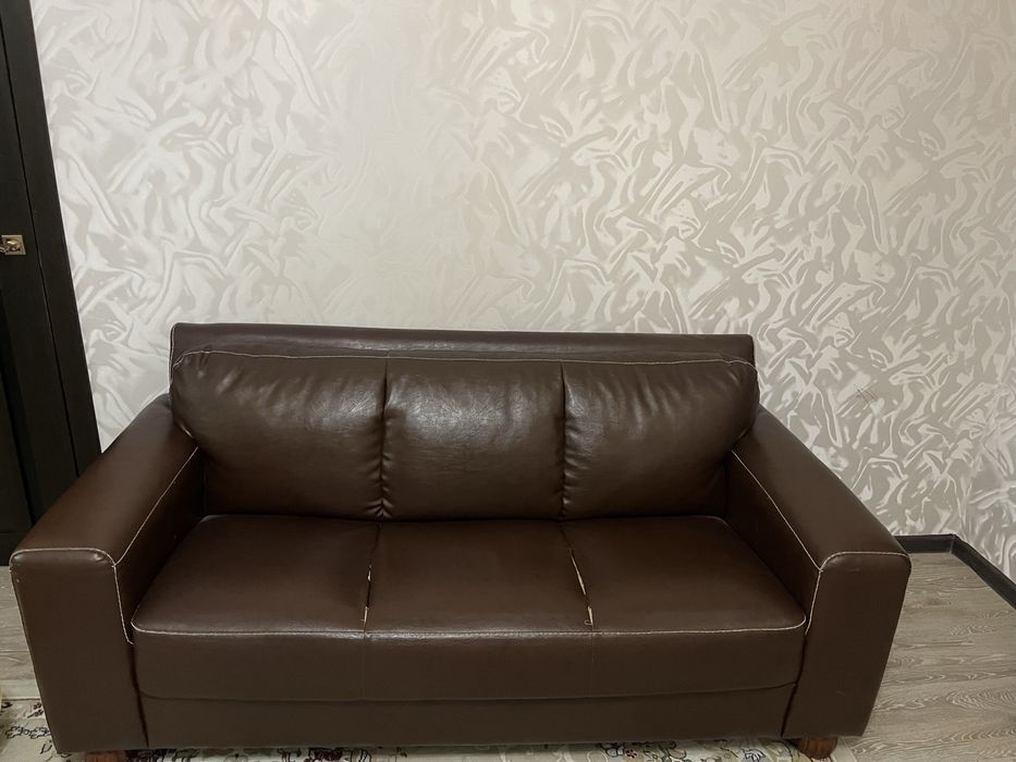 Коженный диван с кресломи