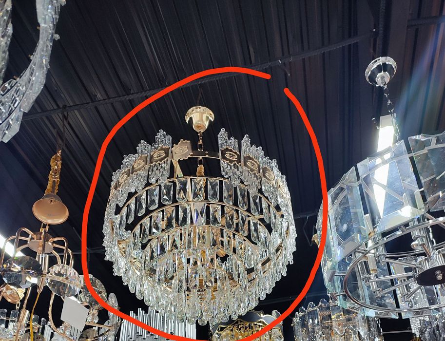 Продам срочно красивую люстру