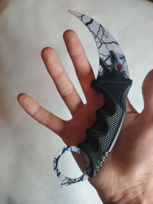 Продавам Karambit White Dragon