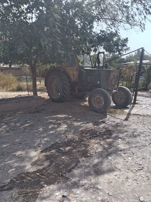 Traktor sotiladi