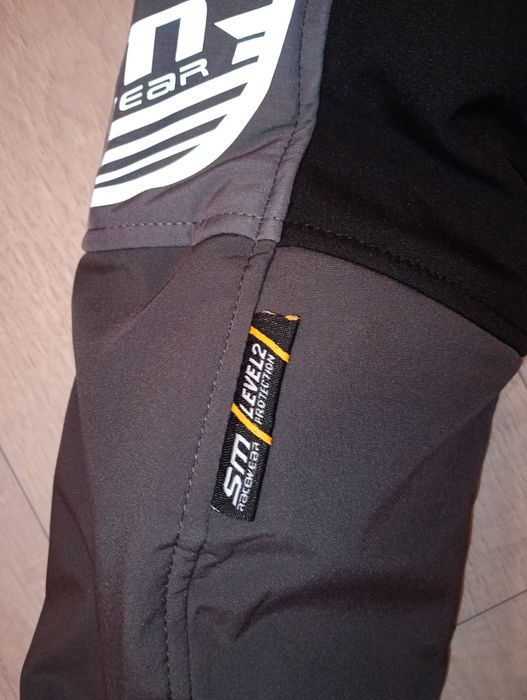 Geaca moto SM Racewear Lima Softshell - Material moale si rezistent la vant, Gluga detasabila, Ventilatie pe piept, Protectii CE (umeri/coate/spate)