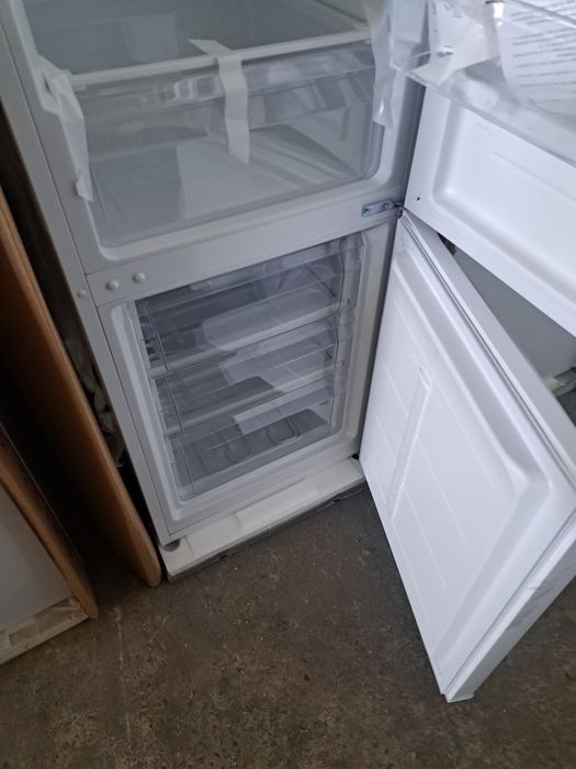 5 г.Гаранция нов хладилник с фризер  GRENTO RF421